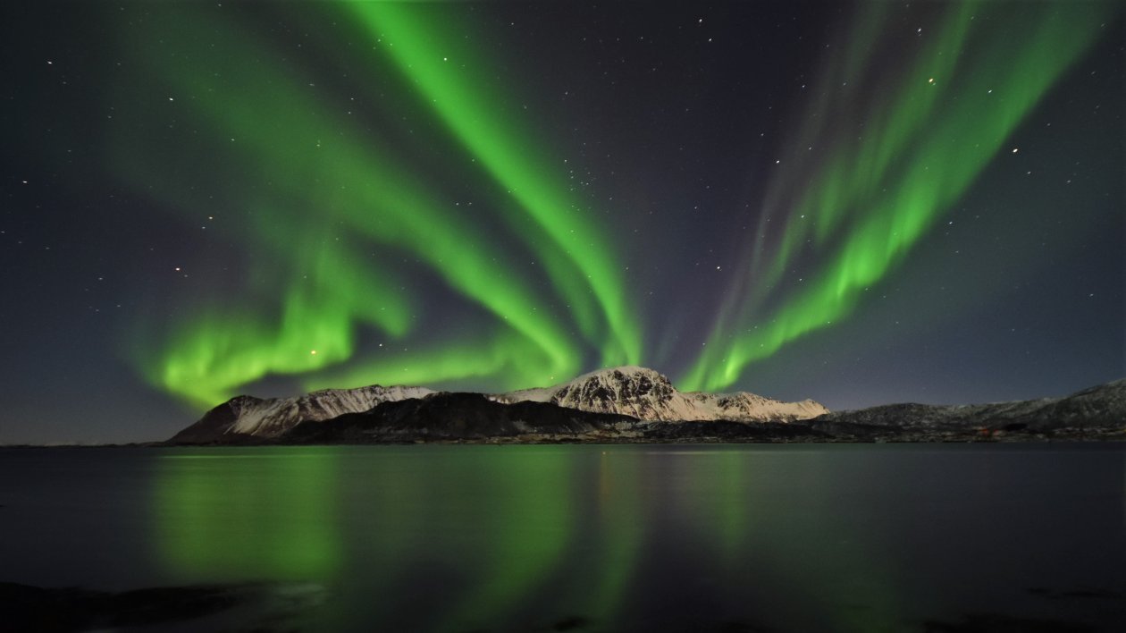 Aurora Across The Bay Lofoten 5k