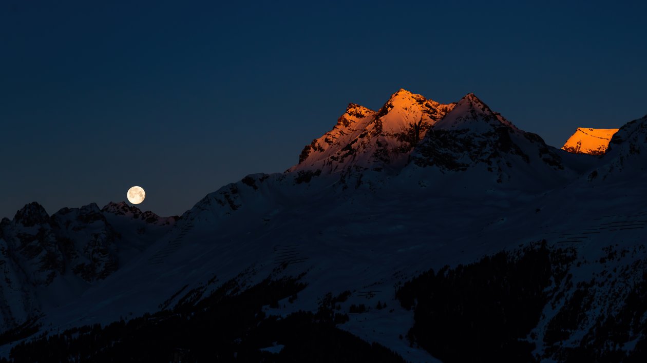 Moon Setting Sun Rising 5k