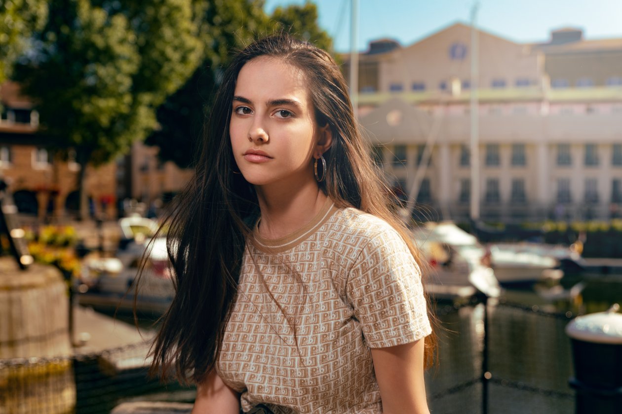 Brown Hair Girl Glanced 4k