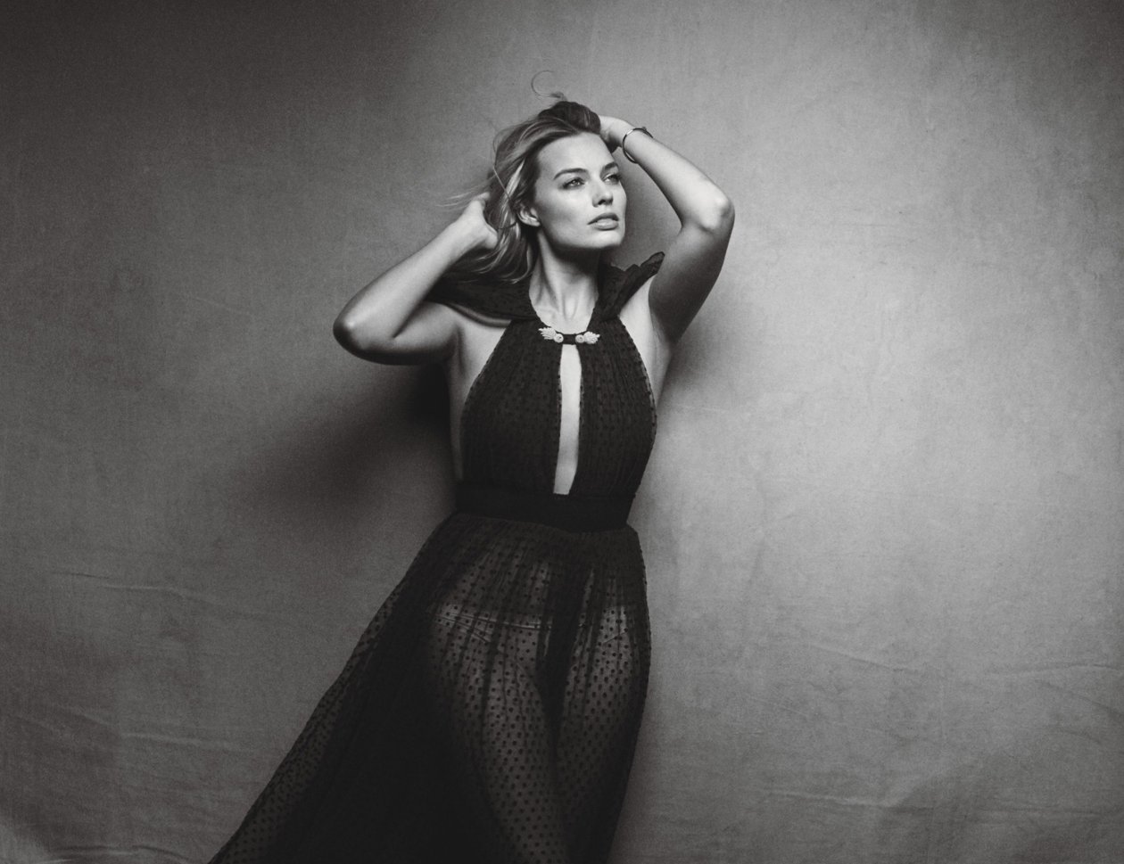 Margot Robbie 2017 Monochrome