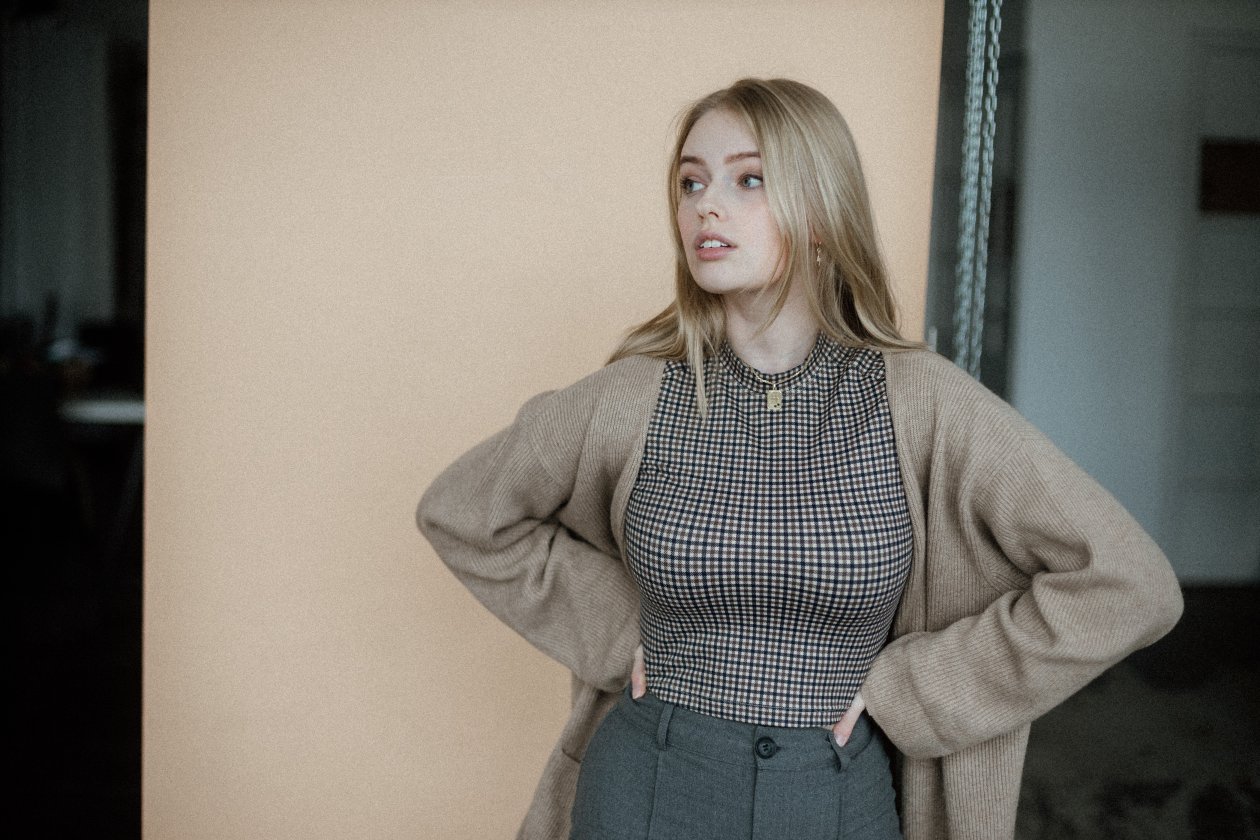 Cute Blonde Girl Side 5k