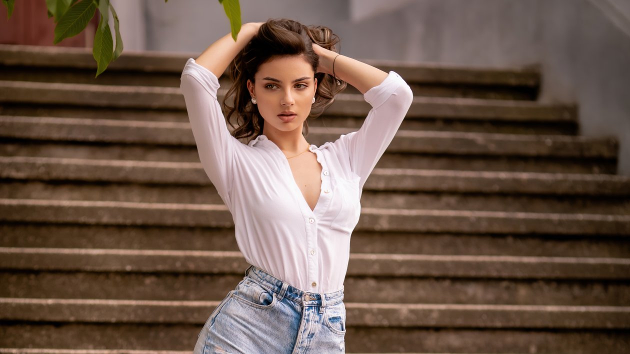 Andrei Model Pose Legs 5k