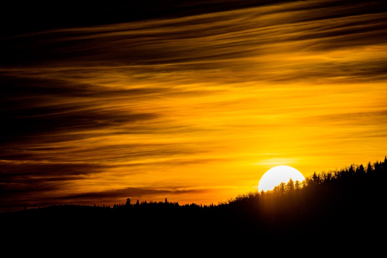 Sun Is Setting Over Hill On Mountains 5k