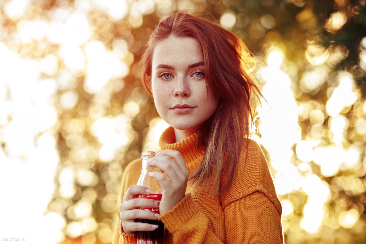 Girl Coca Cola Smiling Gray Eyes 5k