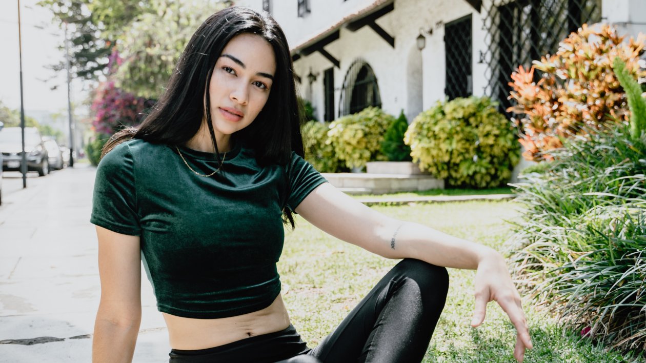 Asian Girl Looking At Viewer 4k