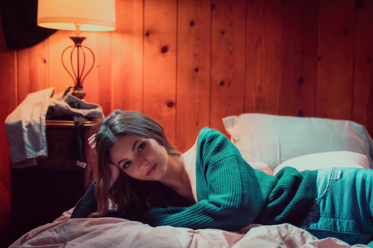 Victoria Justice Lying Bed 4k