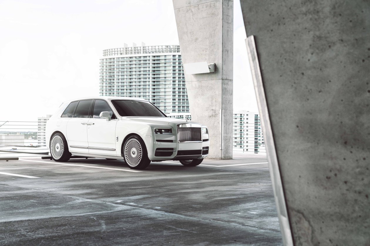 White Rolls Royce Cullinan 8k 2020
