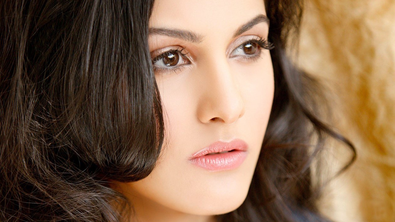 Amyra Dastur Face
