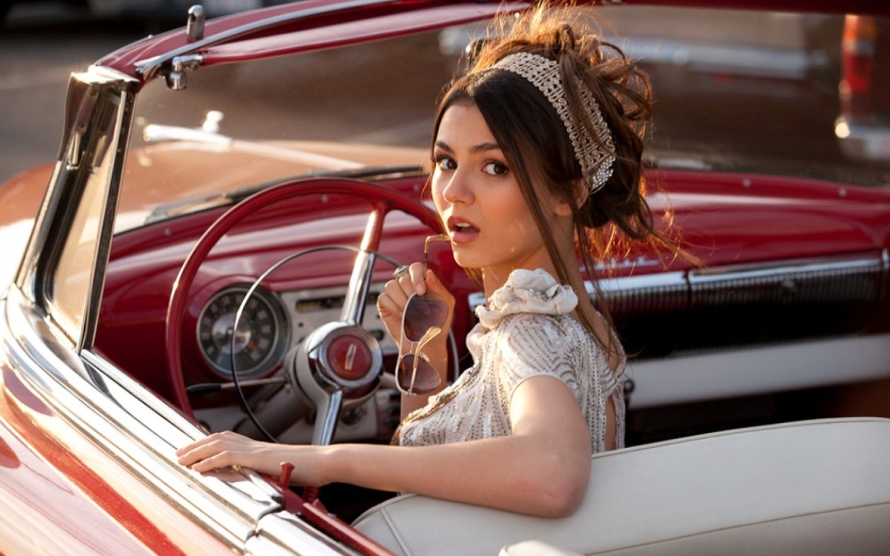 Victoria Justice Desktop