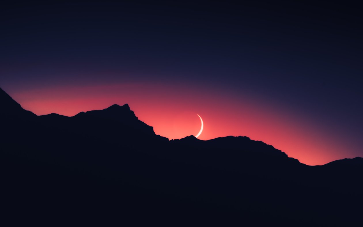 Moonset Silhouette 5k