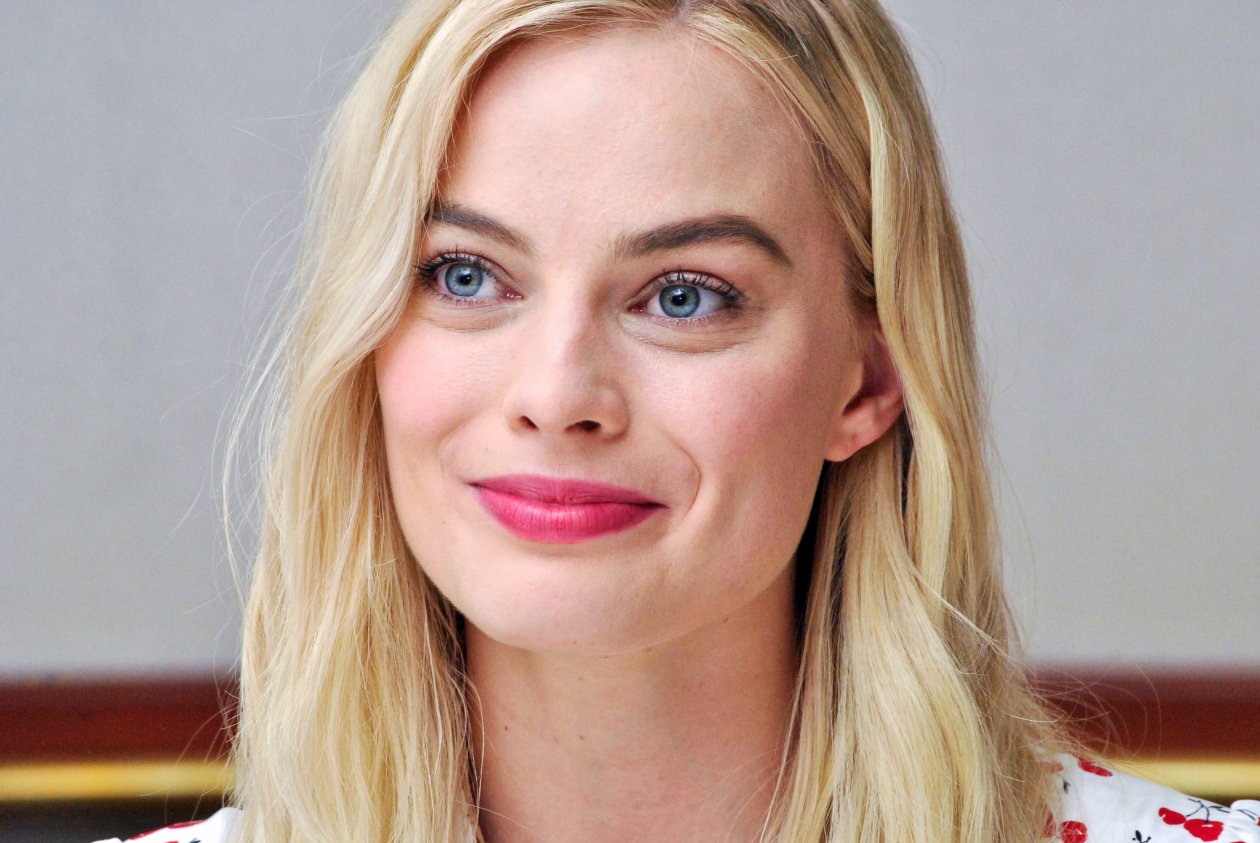 Margot Robbie Smiling 4k