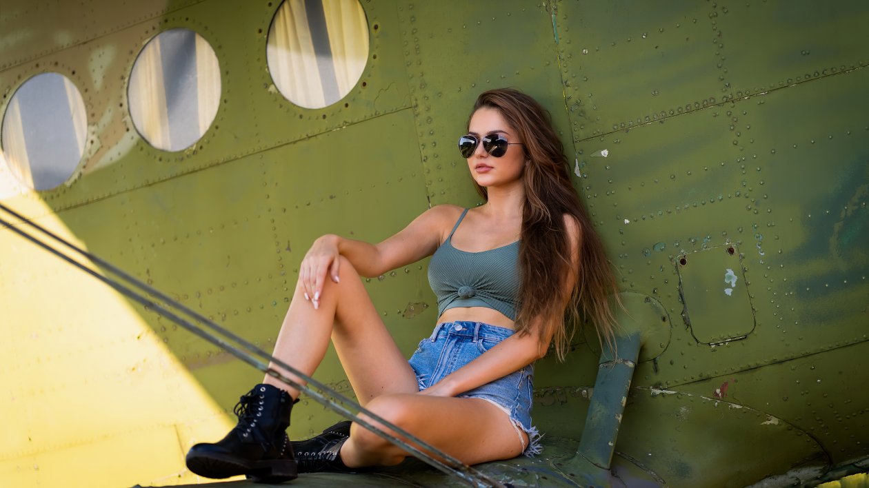 Girl With Shades 4k