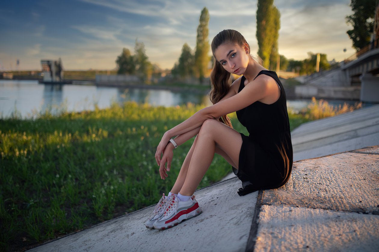 Girl Arms Crossed Looking At The Side 4k