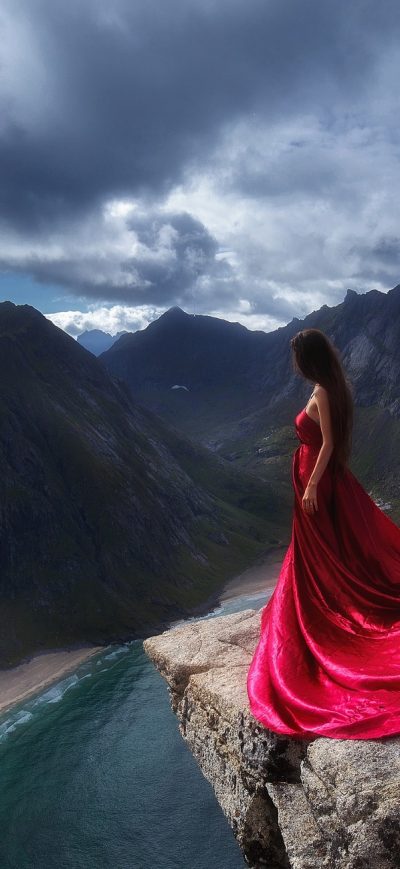 Fond d'écran iPhone Girl In Red Dress Standing On The Edge Of Mountain Cliff
