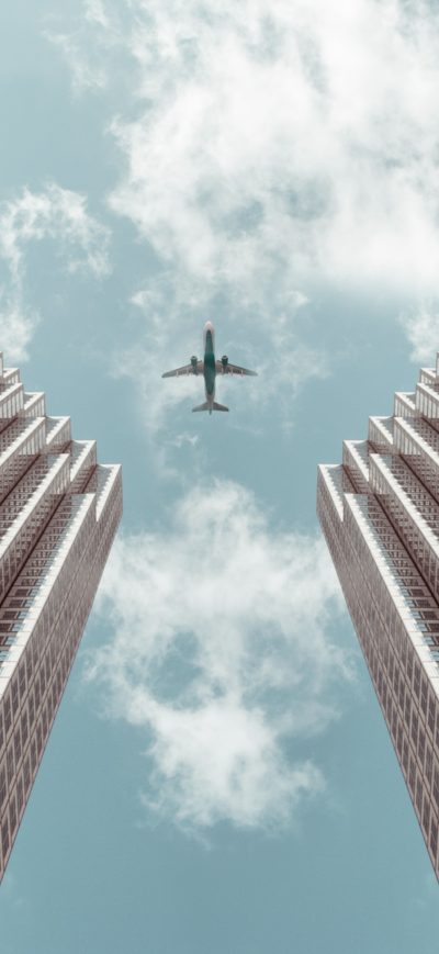 Fond d'écran iPhone Plane Between Two Buildings 5k