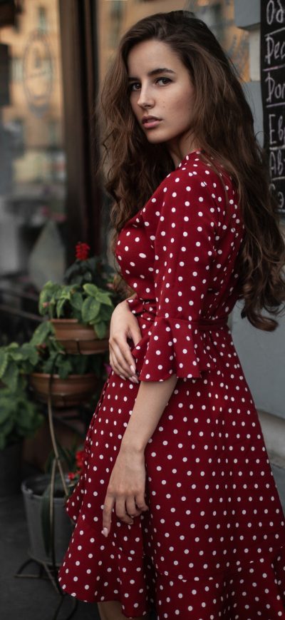 Fond d'écran iPhone Cute Girl Outdoors In Red Dotted Skirt Dress