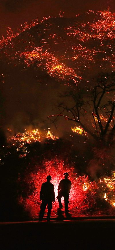 Fond d'écran iPhone Two Man Standing In Front Of Forest Fire