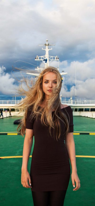 Fond d'écran iPhone Girl On Deck Side Of Ship 5k