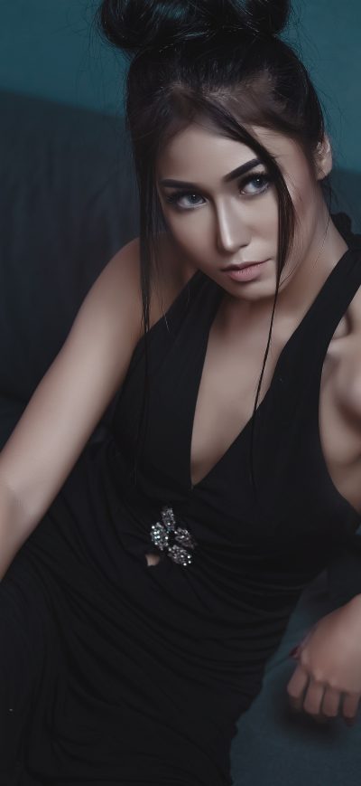 Fond d'écran iPhone Girl Wearing Black Dress Looking At Viewer 5k