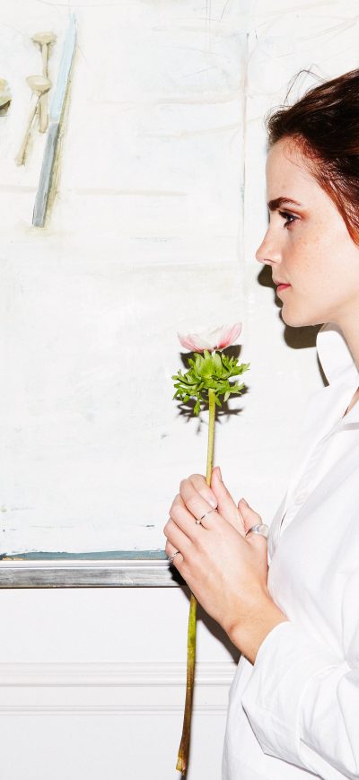 Fond d'écran iPhone Emma Watson Holding Flower