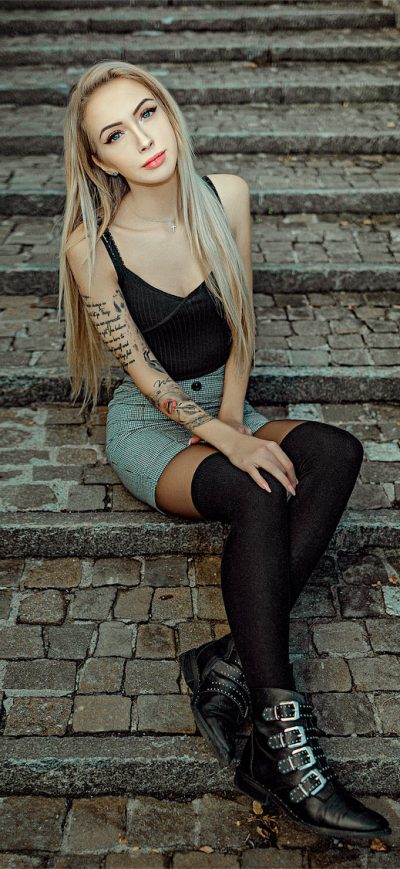 Fond d'écran iPhone Blue Eyes Girl Sitting Long Hair
