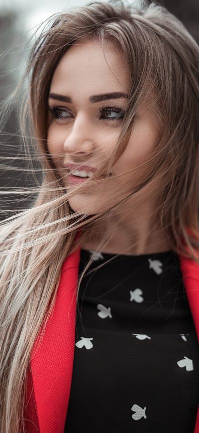 Fond d'écran iPhone Blonde Girl Straight Hair Smiling 4k