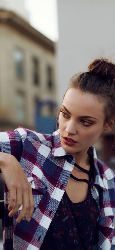 Fond d'écran iPhone Plaid Shirt Girl Outdoor 4k