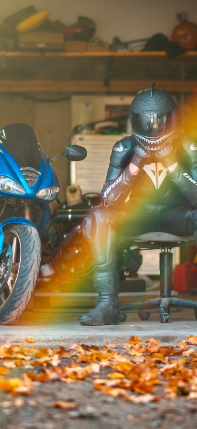 Fond d'écran iPhone Rider With Daytona 675 Triple Sitting On Chair
