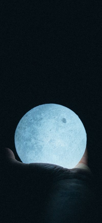 Fond d'écran iPhone Close Up Photo Of Person Holding Moon Lamp