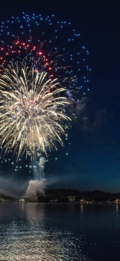 Fond d'écran iPhone Fireworks Explosion Above Water Body 8k