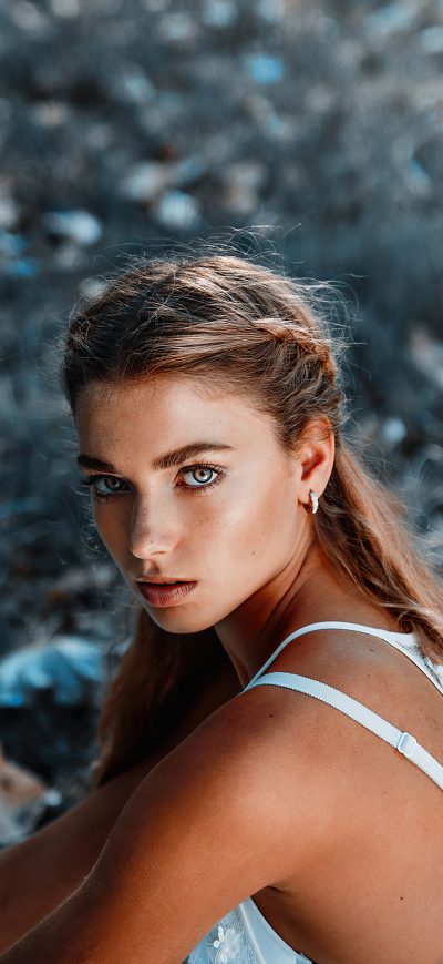 Fond d'écran iPhone Brunette Girl Outdoor Glowing Eyes