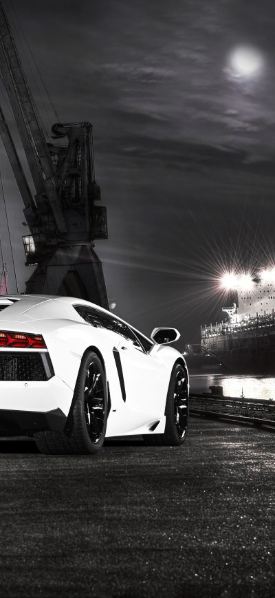 Fond d'écran White Lamborghini Aventador Rear 5k sur iPhone