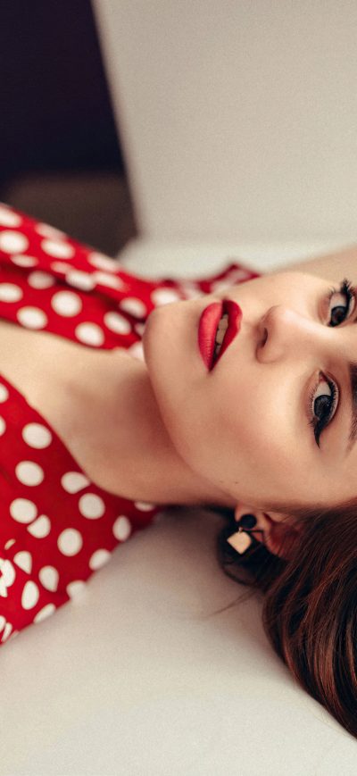 Fond d'écran iPhone Girl Poka Dot Dress Lying