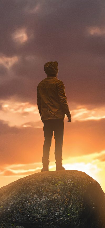 Fond d'écran iPhone Boy Standing On A Boulder In Between Mountains