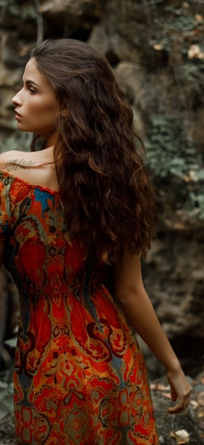 Fond d'écran iPhone Brunette Looking Away Forest In Depth Of Field