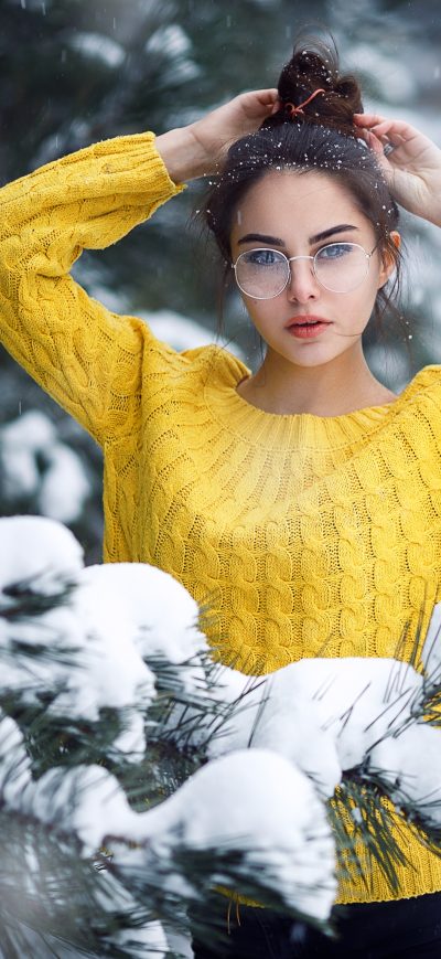 Fond d'écran iPhone Girl In Snow Looking At Viewer