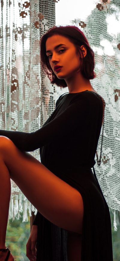 Fond d'écran iPhone Black Dress Girl Looking Glance Beauty