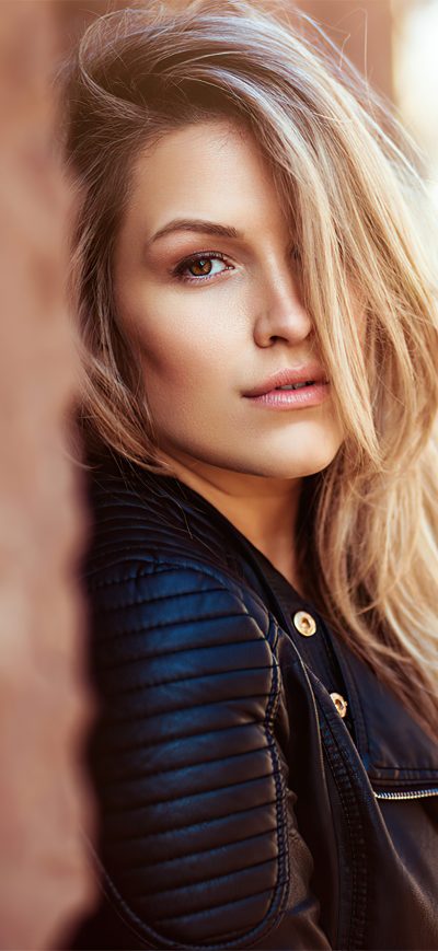 Fond d'écran iPhone Blonde Girl Standing Side Wall 4k