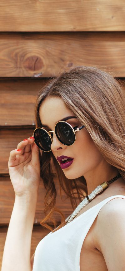 Fond d'écran iPhone Gorgeous Girl Wearing Sunglasses Outdoors