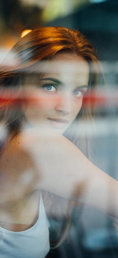 Fond d'écran iPhone Beautiful Girl Looking Back 8k