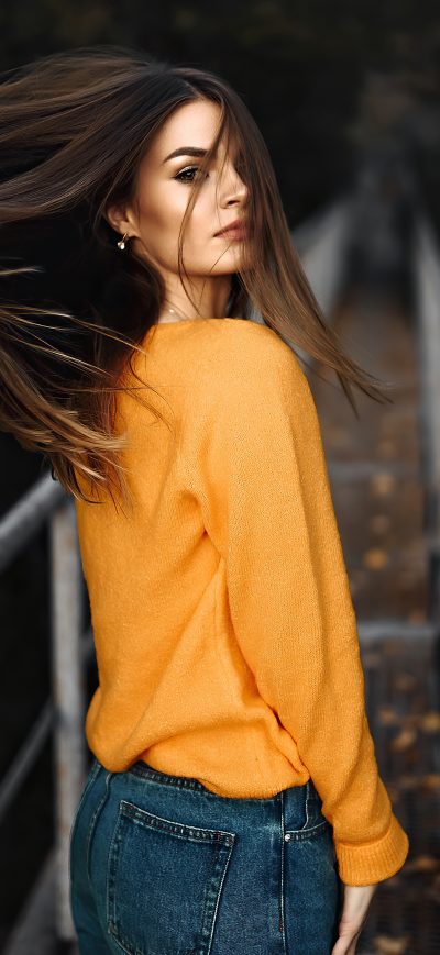 Fond d'écran iPhone Girl Looking Back Orange Sweater