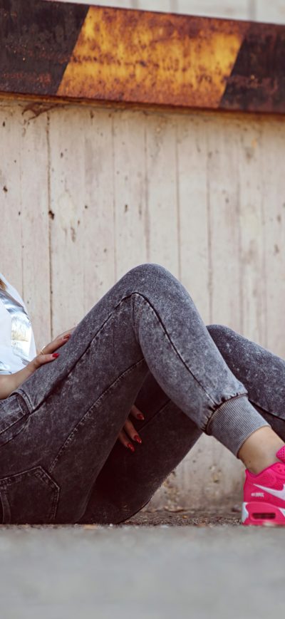 Fond d'écran iPhone Girl Wearning Nike Sneakers