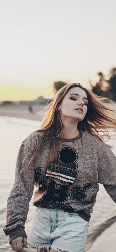 Fond d'écran iPhone Young Women Sweatshirt Beach Side 4k