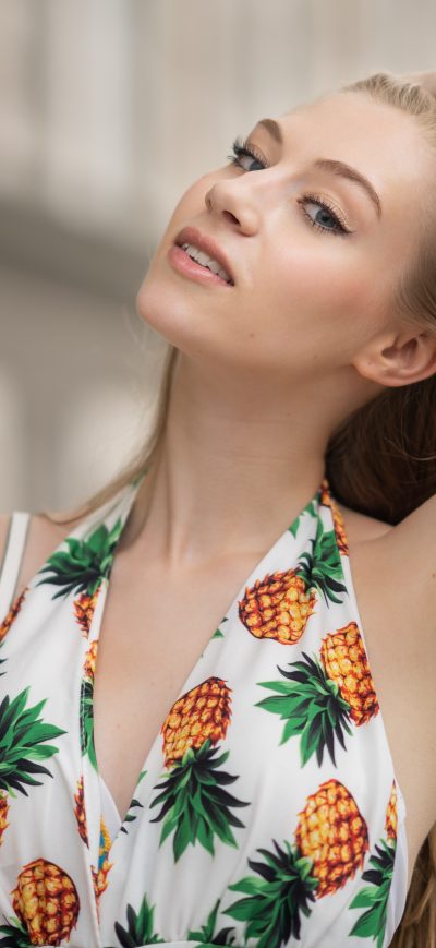 Fond d'écran iPhone Girl Posing With Pineapple