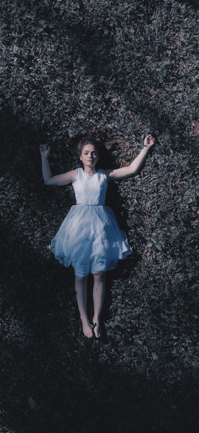 Fond d'écran Girl Laying Down On Ground 5k sur iPhone