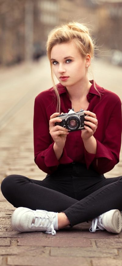 Fond d'écran iPhone Girl With Camera Sitting On Tram Road