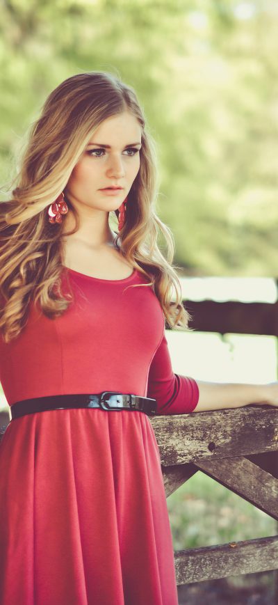 Fond d'écran iPhone Cute Girl Red Dress Long Hair Wavy Hair