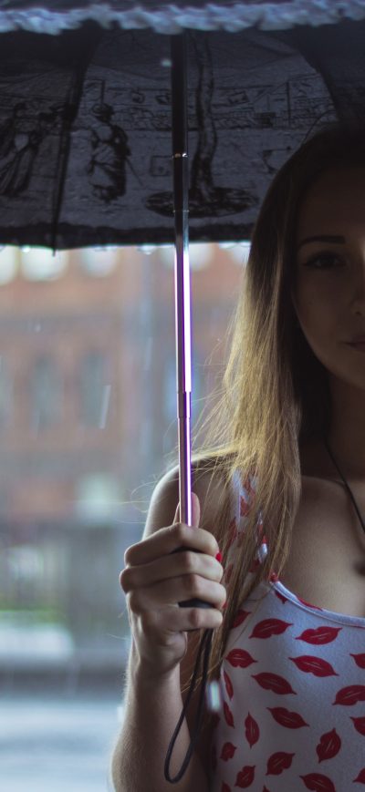 Fond d'écran iPhone Girl Rain Umbrella Outdoor