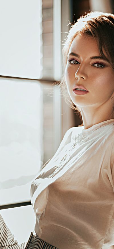 Fond d'écran iPhone Women Sitting By The Window Side 4k