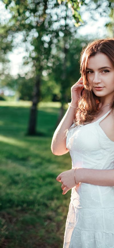 Fond d'écran iPhone Brown Eyes Brunette Depth Of Field White Dress 5k